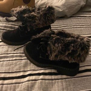 Size 6 boots with fur